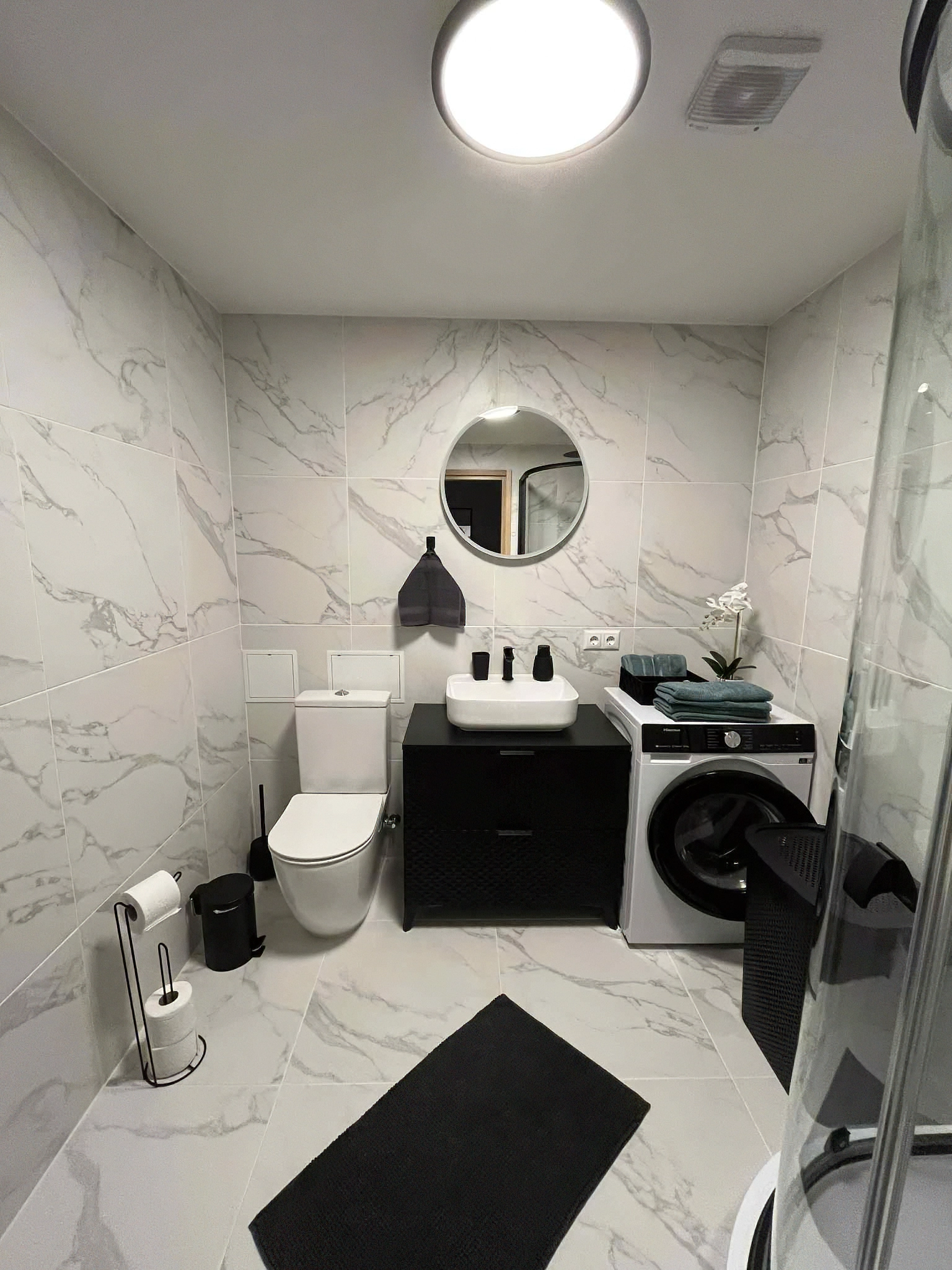 Täisvarustuses vannituba tualeti, dušinurga ning kuivatiga pesumasinaga Kuressaare Stays korteris.