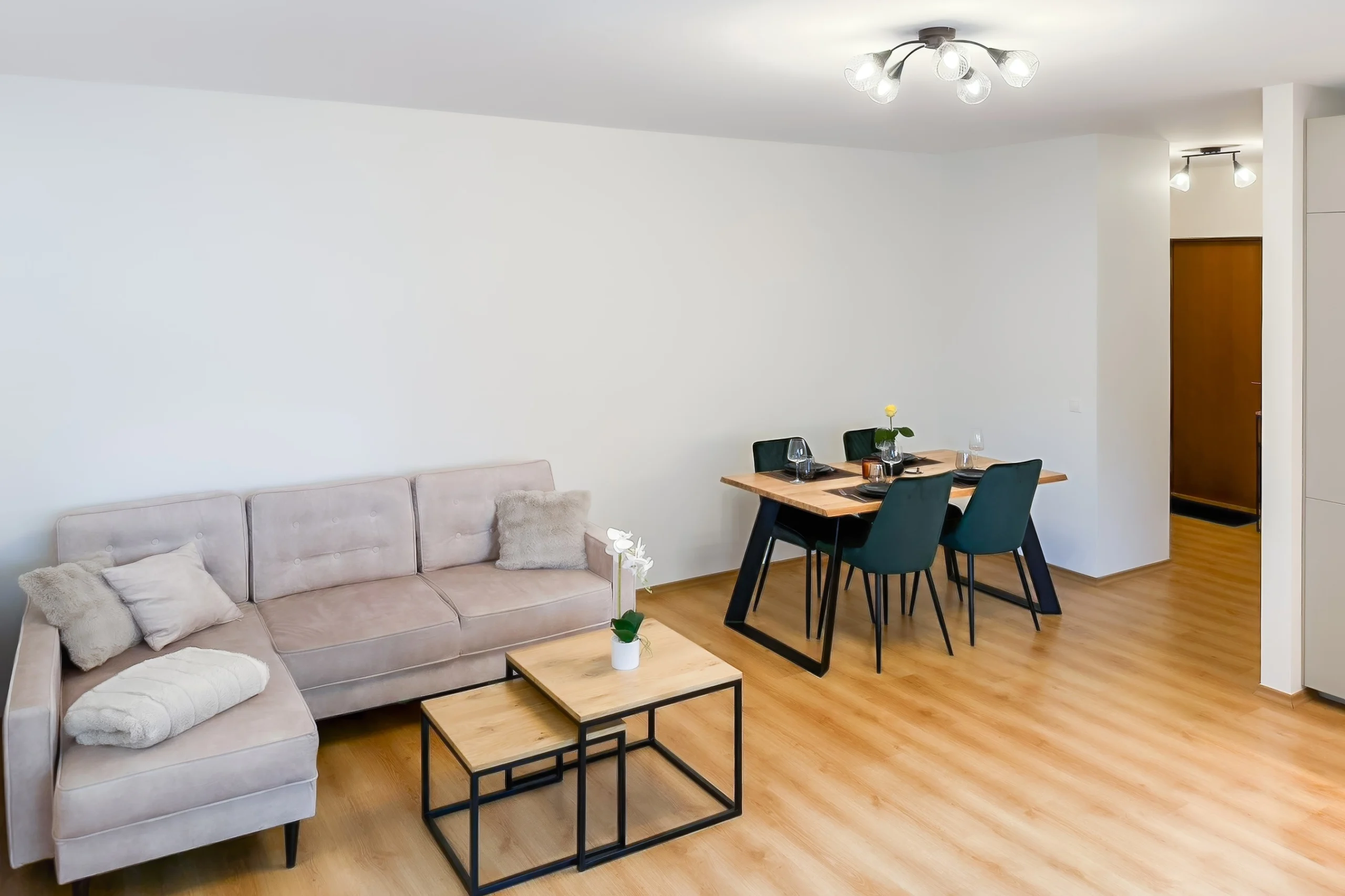 Kuressaare Stays Parkside korteri valgusküllane elutuba – mugav diivan ja söögiala 4 inimesele.