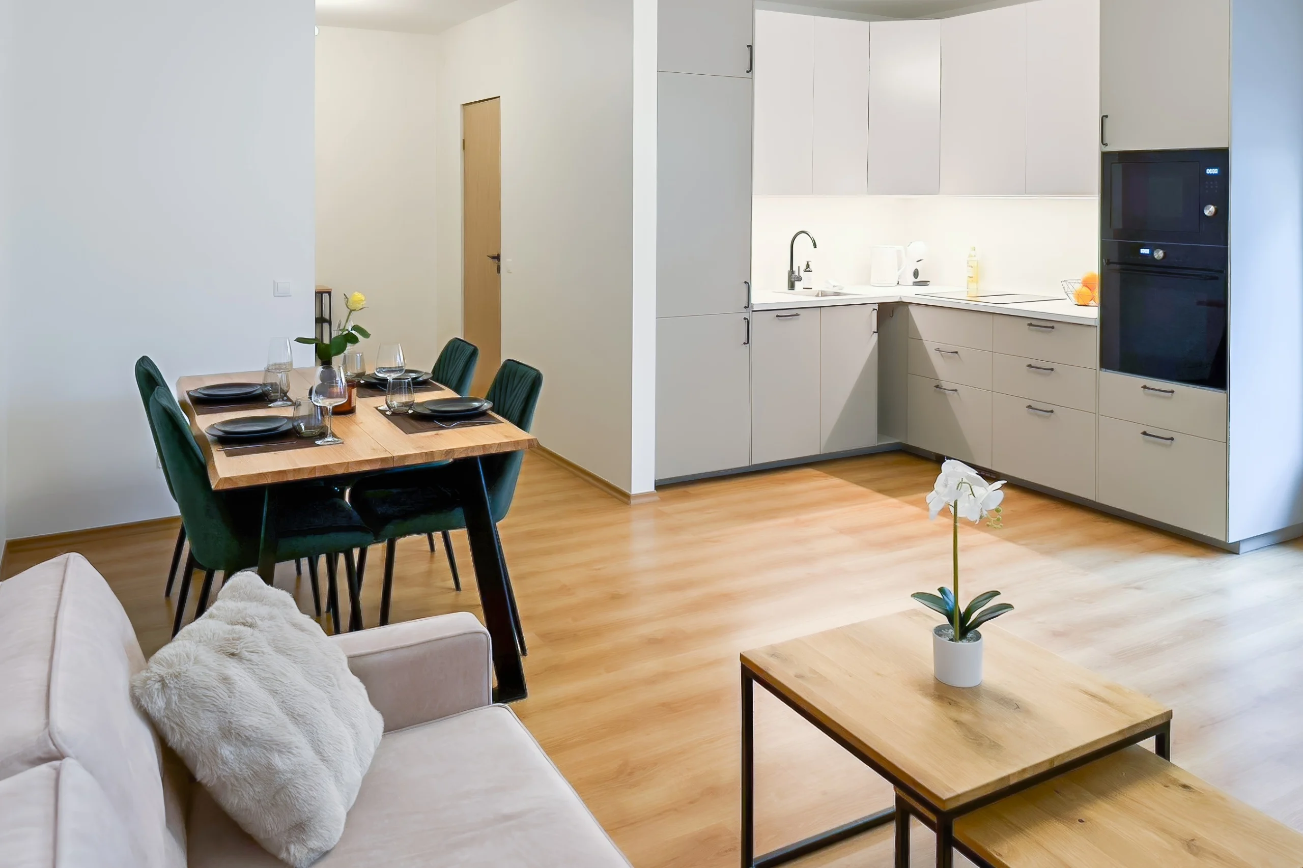 Täisvarustusega köök ja söögiala Kuressaare Stays Parkside korteris – mugavaks puhkuseks Kuressaares.